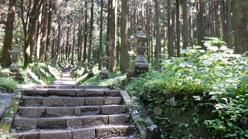 上色見熊野座神社の入口から少し進んだ場所の階段