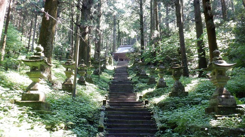 上色見熊野座神社の階段と拝殿