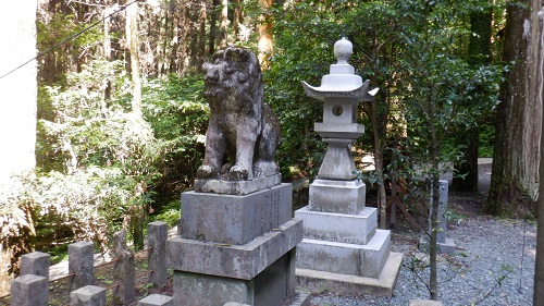 上色見熊野座神社拝殿近くの狛犬