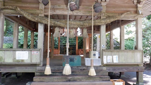 上色見熊野座神社の三本並んだ本坪鈴と鈴緒と賽銭箱がある拝殿