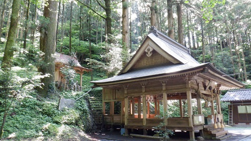 上色見熊野座神社の拝殿と本殿