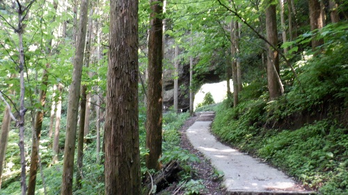 上色見熊野座神社の大風穴に続く遊歩道