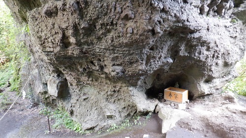 上色見熊野座神社の穿戸岩の横にある賽銭箱