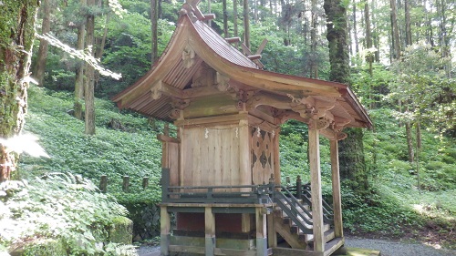 木々に囲まれた上色見熊野座神社の本殿