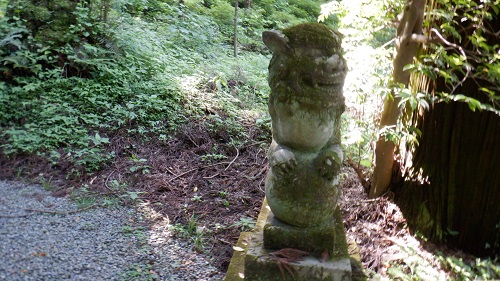 上色見熊野座神社本殿の苔むした狛犬