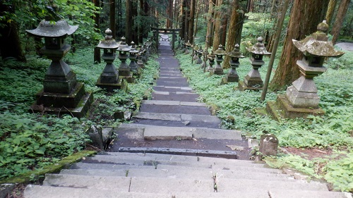 上色見熊野座神社の鳥居と灯篭が並んでいる参道