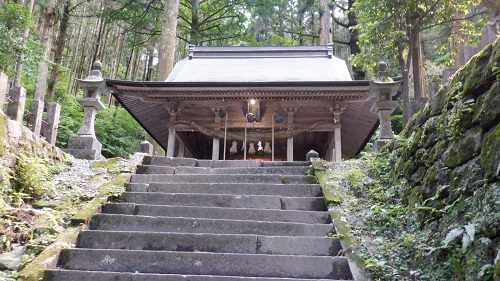 階段から見える上色見熊野座神社の拝殿