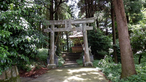 明神池名水公園内にある群塚神社