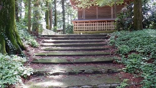 群塚神社拝殿への階段