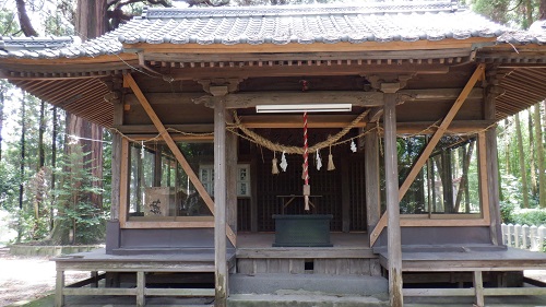 群塚神社の拝殿