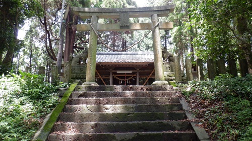 群塚神社の参道から見た鳥居と拝殿