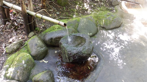 筌ノ口温泉新清館露天風呂の湧水