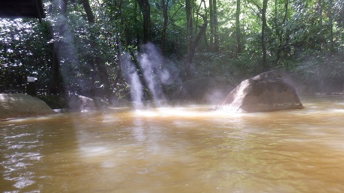 筌ノ口温泉新清館露天風呂の湯気と光のコラボ