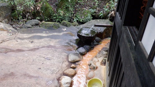 筌ノ口温泉新清館混浴露天風呂の湧水