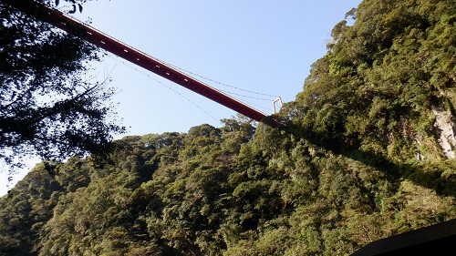 神川大滝の敷地内から見える赤い橋
