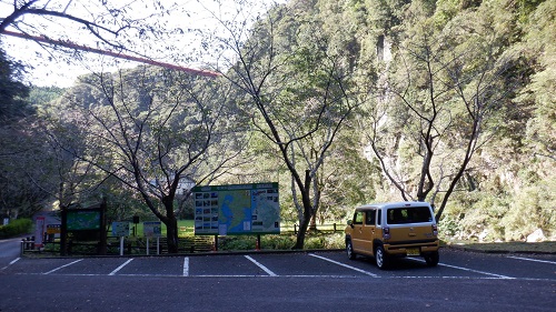 神川大滝の駐車場と周辺の光景