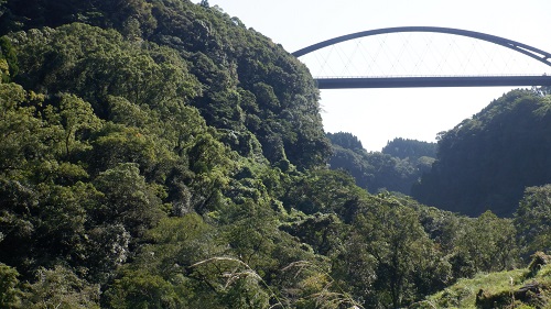雄川の滝遊歩道から見える大きな橋