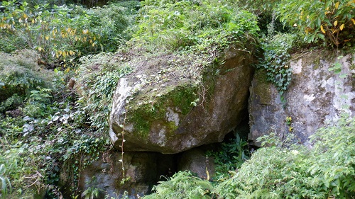 雄川の滝遊歩道内にある巨大な岩