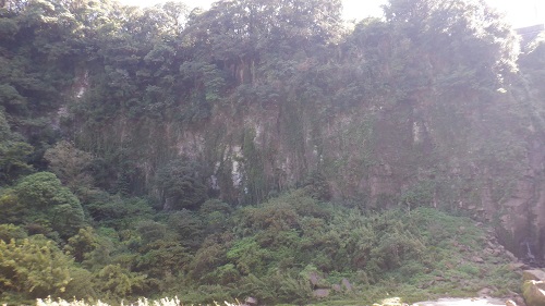 雄川の滝周辺の岩場