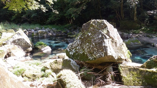 岩場の見える川がある雄川の滝遊歩道
