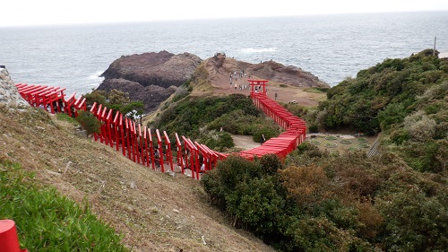 元の隅神社の高台から見た立ち並ぶ赤い鳥居