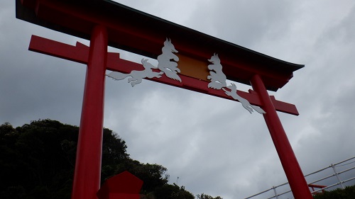 元の隅神社拝殿の赤い鳥居