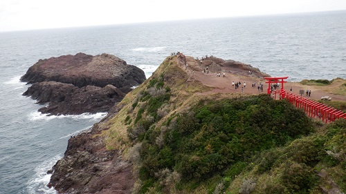 元の隅神社の並んだ赤い鳥居の先にある岩場