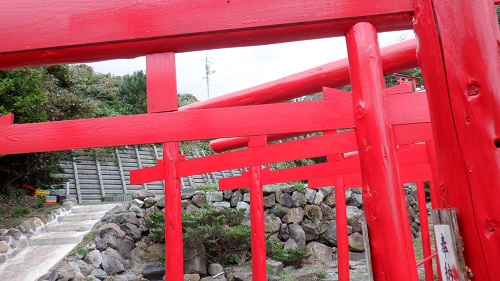 元の隅神社の赤い鳥居の中