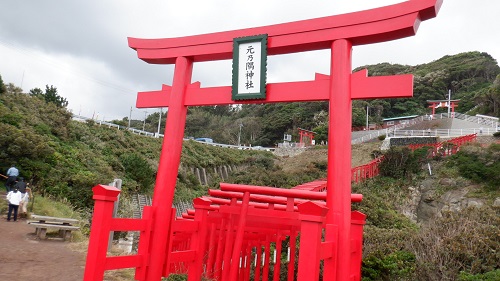 元の隅神社立ち並ぶ赤い鳥居の入口