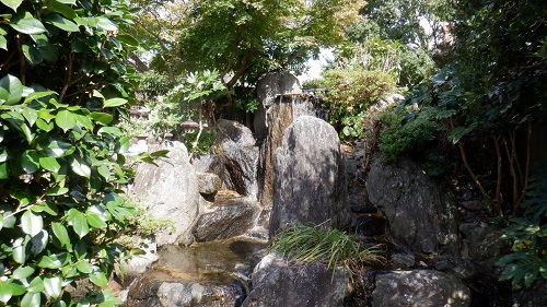 展望台近くにある池の滝