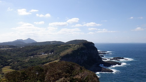 大バエ灯台展望台から見た海と丘の光景