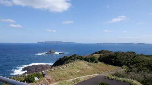 大バエ灯台から見た遊歩道付近と海の光景