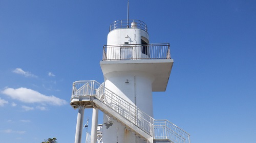 大バエ灯台の全景