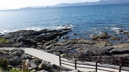 神崎鼻公園海沿いの遊歩道