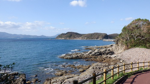 神崎鼻公園遊歩道から見た海の光景