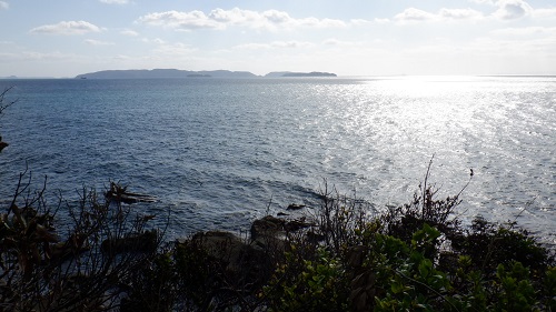 神崎鼻公園最西端のモニュメントから見た海の光景