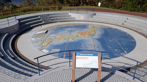 神崎鼻公園内の展望スポットにある日本地図