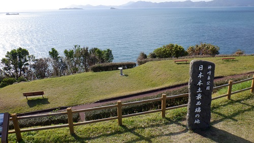 神崎鼻公園内にある日本本土最西端の地と書かれた石碑と海の光景