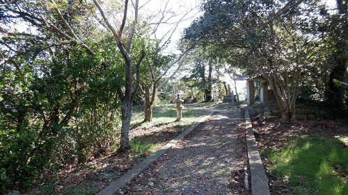 権現山遊歩道から日の山神社へ続く道