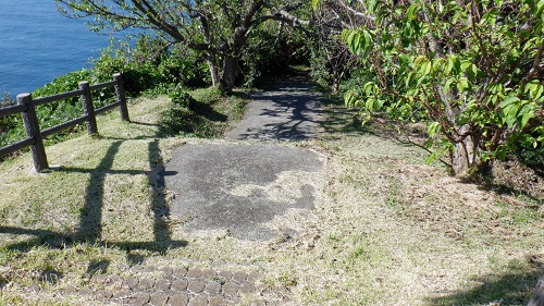 樺島灯台下展望台への遊歩道