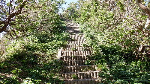 樺島灯台下展望台遊歩道にある階段