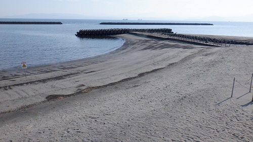 砂むし会館 砂楽の湯けむりが立ち昇る海岸