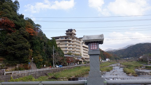 三朝温泉の中にある川にかかる橋の途中