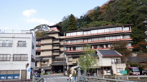 三朝温泉内の川を渡る橋