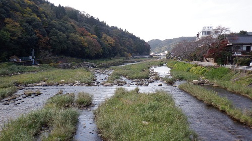 三朝温泉内を流れる川