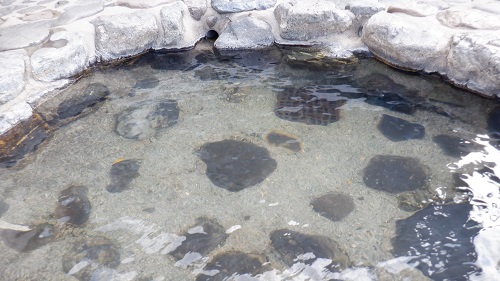 三朝温泉の河原風呂隣にある足湯の拡大写真