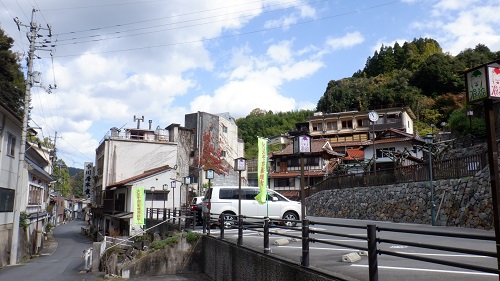 駐車場付近と温泉街の光景