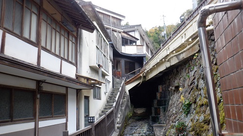 有福温泉内の建物が並ぶ光景