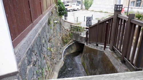 有福温泉内で水が流れている場所