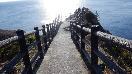 海へと続く馬ケ背の遊歩道